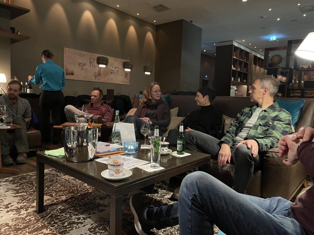 Unter Einhaltung aller aktuellen Coronaregeln fand Ende 2021 die Weihnachtsfeier in der Lounge des Motel One in Leipzig statt.